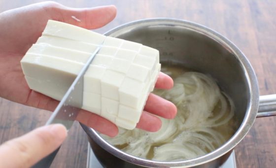 豆腐の切り方。手の上でさいの目切り！味噌汁の豆腐を切る方法。