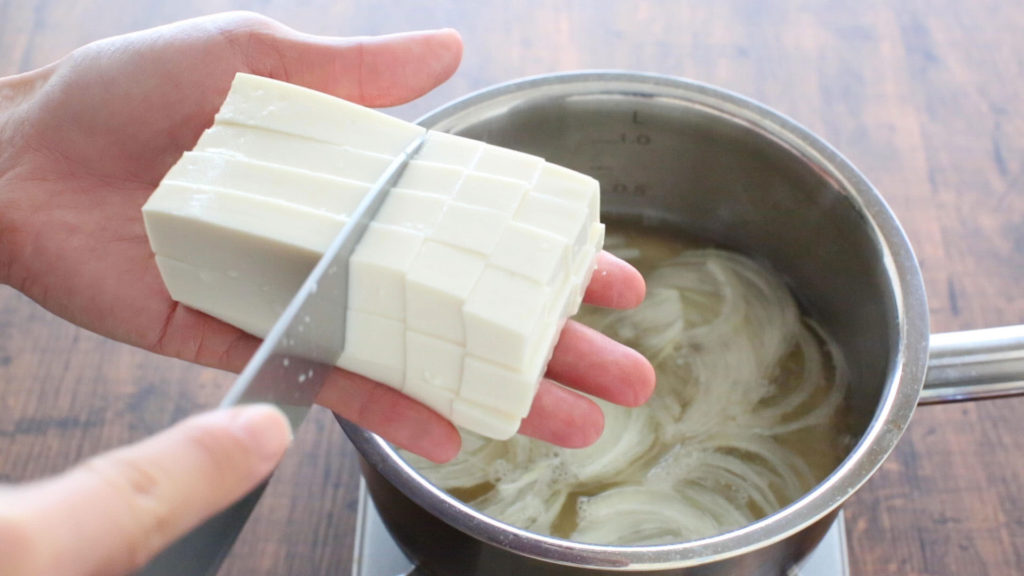 豆腐の切り方 手の上でさいの目切り 味噌汁の豆腐を切る方法 やまでら くみこ のレシピ