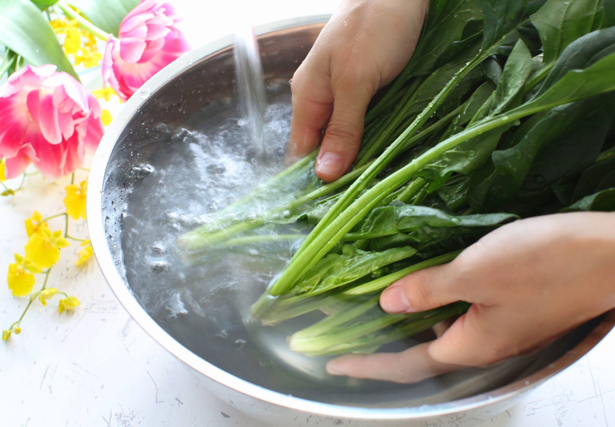 しおれたほうれん草を添えたオールインワンチキンのレシピ