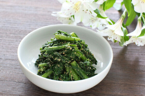 春菊の胡麻和えのレシピ！作り置きにもぴったりな簡単おかずの作り方。