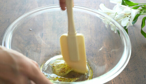 粒マスタードとオリーブオイルとサラダチキンの汁を混ぜる