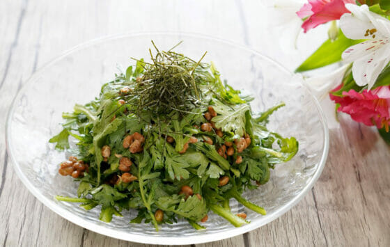 春菊サラダのレシピ。生の春菊と納豆が旨い！ごま油和えの簡単作り方。