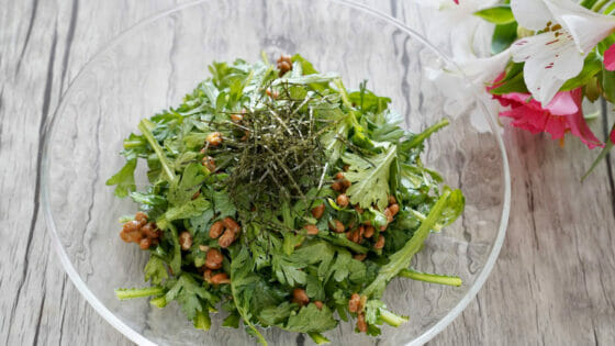 春菊サラダのレシピ 生の春菊と納豆が旨い ごま油和えの簡単作り方 やまでら くみこ のレシピ