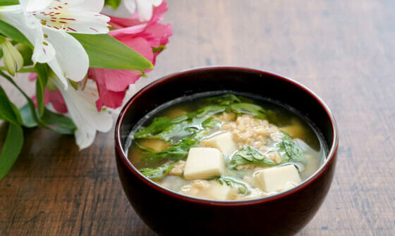 春菊の味噌汁レシピ。苦味を抑えて風味よく！