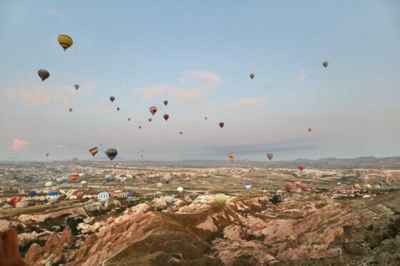 カッパドキアの上空に浮かぶ気球の群れ