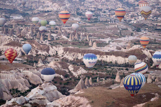 カッパドキアの上空に浮かぶ気球の群れ