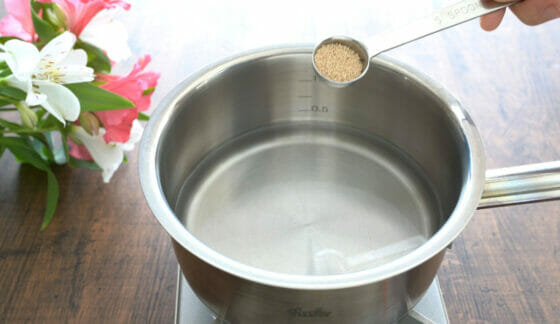 鍋に水と顆粒だしを入れる