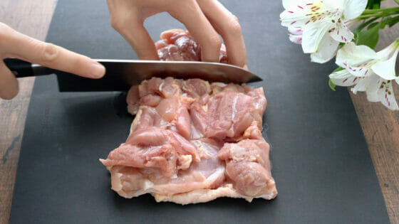 鶏もも肉（鶏肉）の切り方と下処理。唐揚げ等にも便利な下ごしらえの方法。