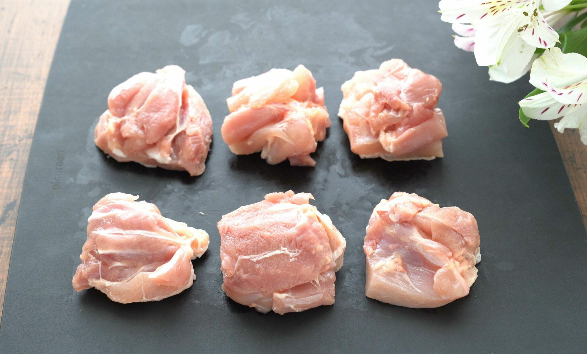 鶏もも肉(鶏肉)の切り方と下処理。唐揚げ等にも便利な下ごしらえの方法。 やまでら くみこ のレシピ 鶏もも肉(鶏肉)の切り方と下処理。唐揚げ等にも便利な下ごしらえの方法。 やまでら くみこ のレシピ