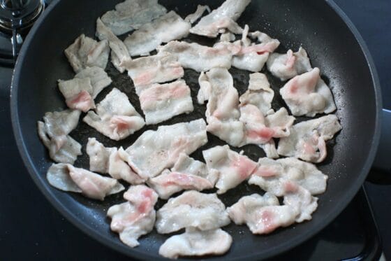 豚バラ肉を広げて炒める