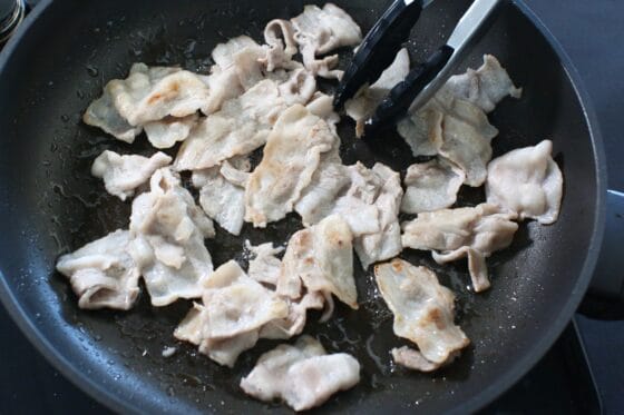 豚バラ肉を炒めて少し焦げ目を付ける