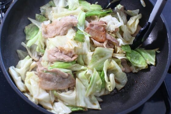 豚肉とキャベツを炒め合わせて味を絡める