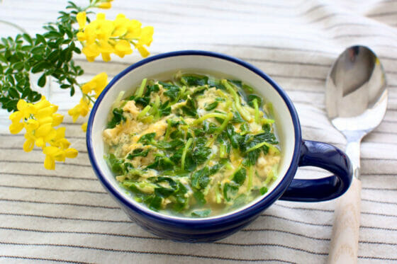 豆苗スープのレシピ。ふわふわ卵とコンソメ！人気のかきたまスープ。
