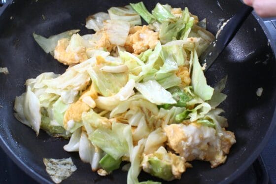 醤油を加えて軽く混ぜる