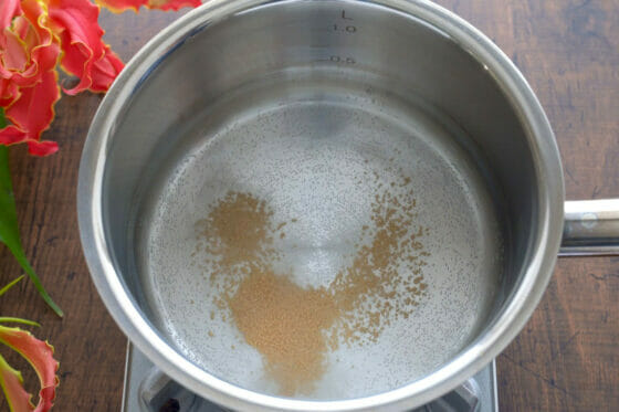 豆苗の味噌汁のだし汁を作る