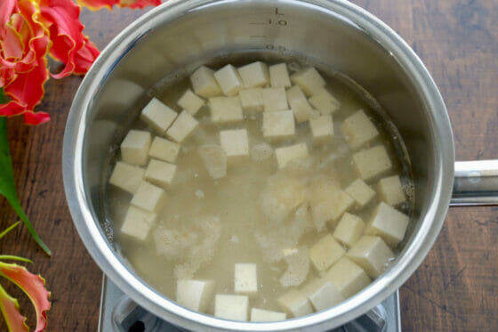 豆腐を鍋に加える