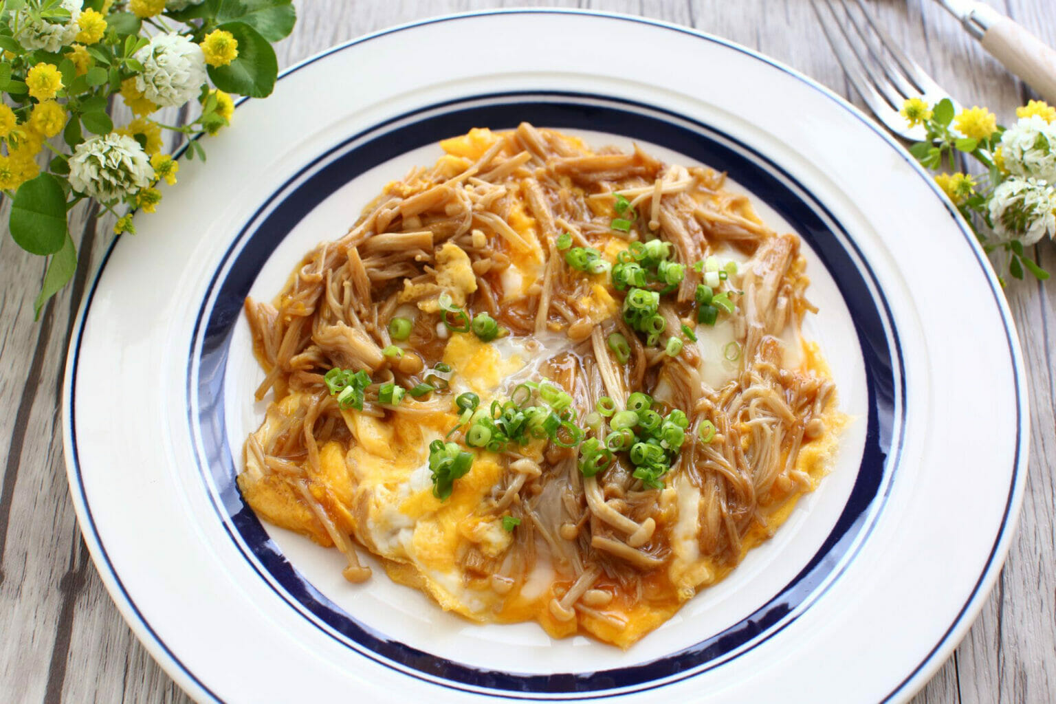 えのきと卵のレシピ。えのきを炒めて旨みアップ！ふわトロ卵とじの作り方 やまでら くみこ のレシピ