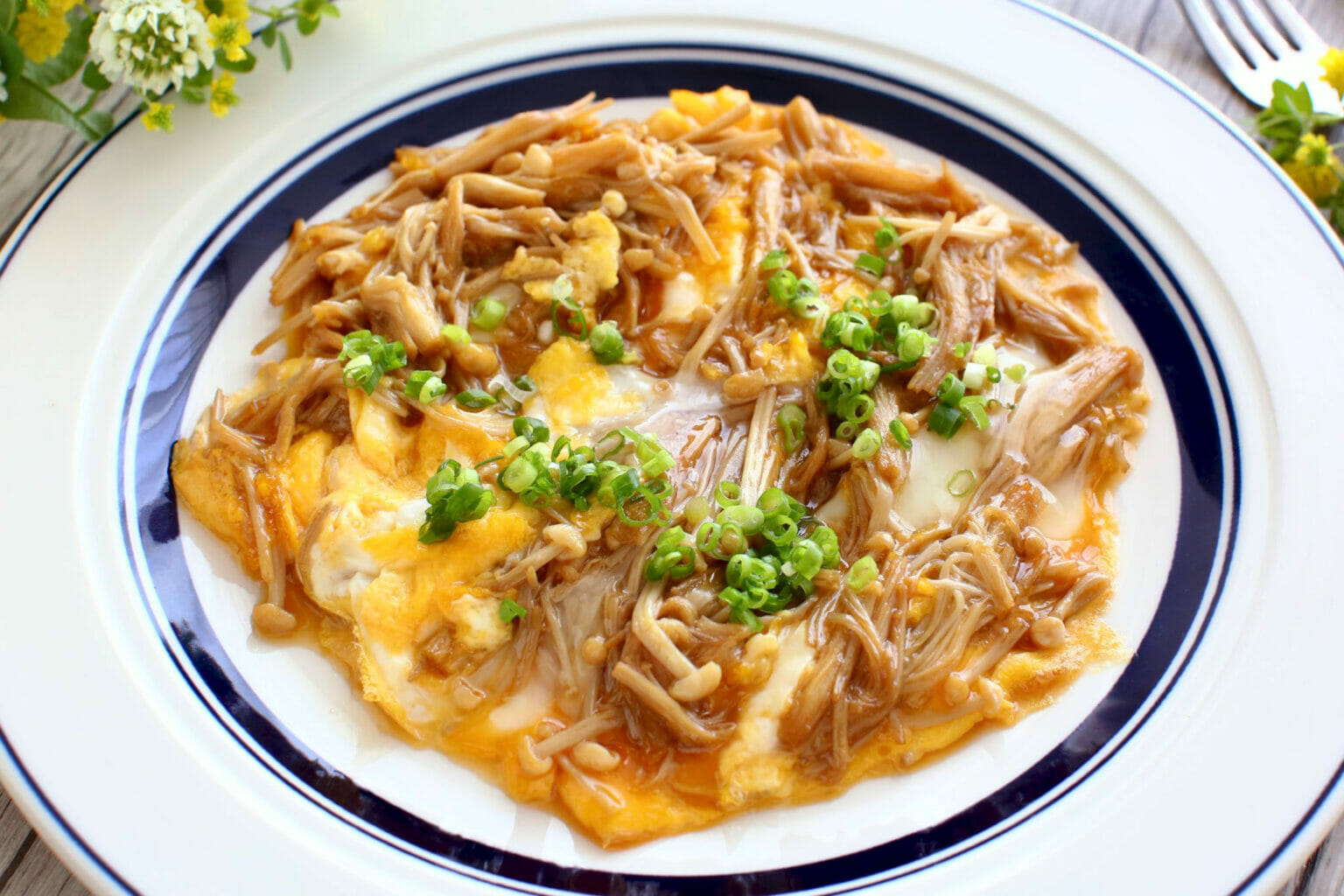 えのきと卵のレシピ。えのきを炒めて旨みアップ！ふわトロ卵とじの作り方 やまでら くみこ のレシピ