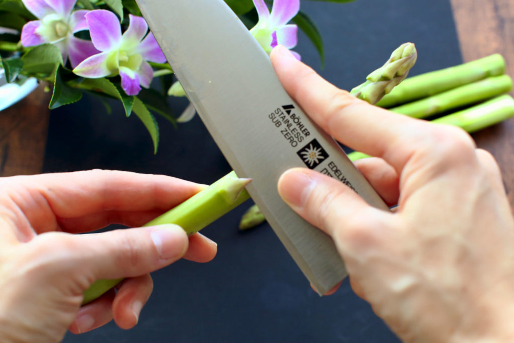 アスパラのはかまの取り方 基本は取らないが 硬い場合は取って調理 やまでら くみこ のレシピ