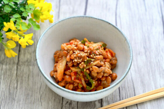 納豆キムチのレシピ。キムチと納豆の旨味がアップ！健康効果と作り方。