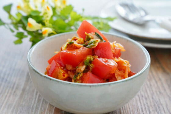 トマトとキムチのサラダレシピ。和えるだけで旨い！超簡単な作り方。