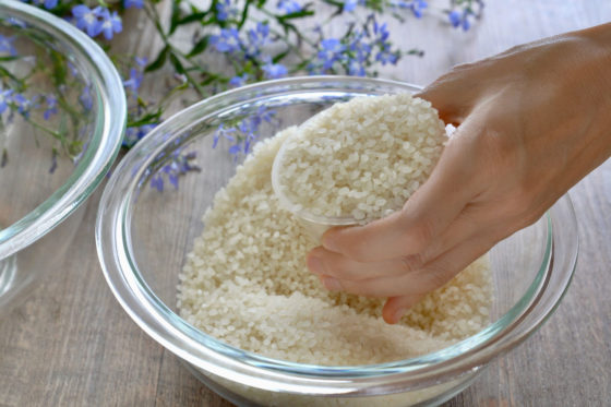 米カップに米を入れる