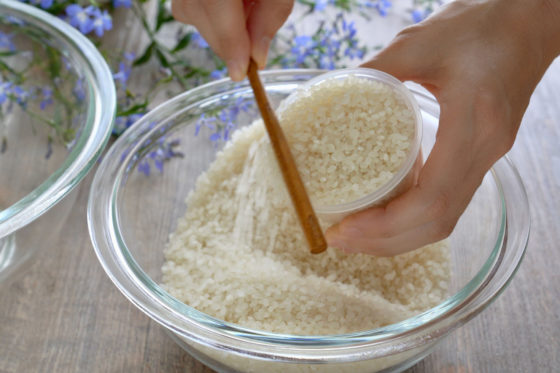 米を米専用のカップに入れて箸ですり切る