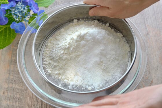 薄力粉や重曹などをふるいにかける
