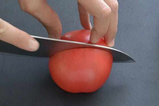 トマトを半分に切る