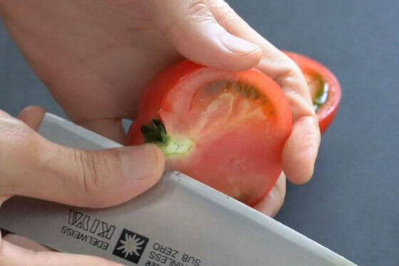 トマトを半分に切ってヘタを取り除く
