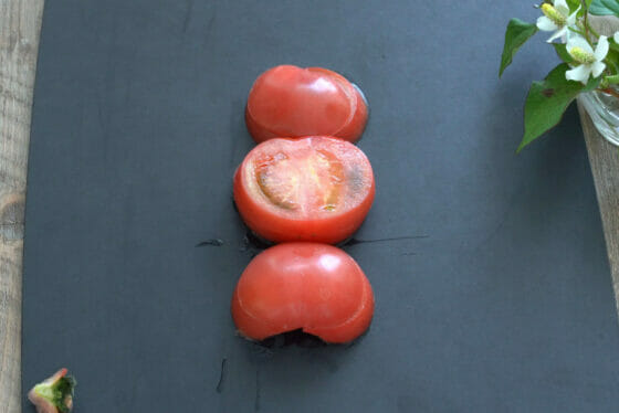 輪切りにしたトマトを並べる