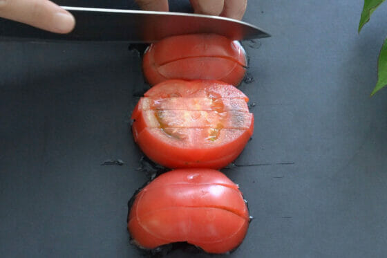トマトを端から切る