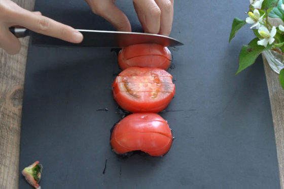 トマトを1センチの棒状に切る
