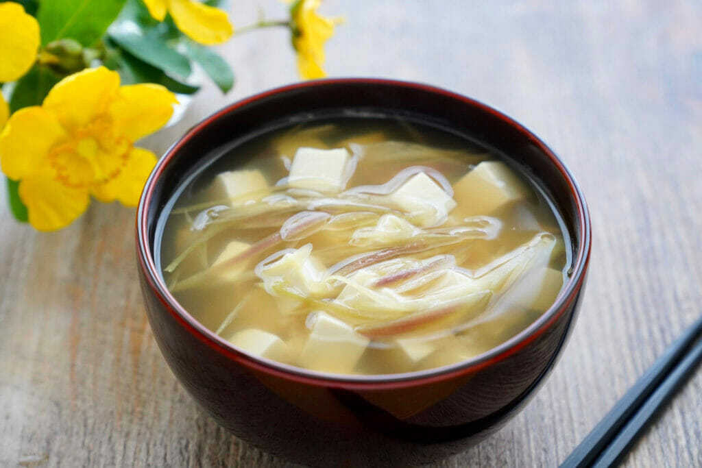 みょうがの味噌汁レシピ 合わせる具材は絹豆腐 風味を活かすコツも紹介 やまでら くみこ のレシピ