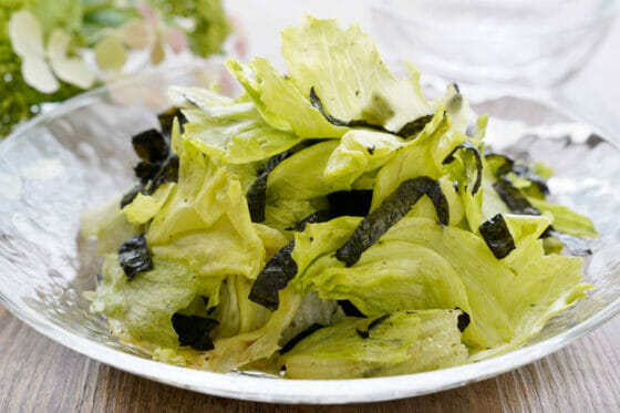 レタス海苔サラダのレシピ。のり＆ごま油の風味が旨い！簡単2分サラダ。