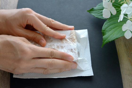 厚揚げの油をキッチンペーパーで拭き取る