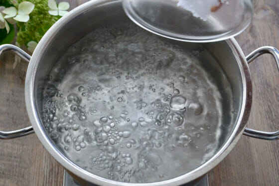 湯を沸かし塩を加える