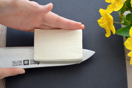 豆腐の横から包丁を入れる
