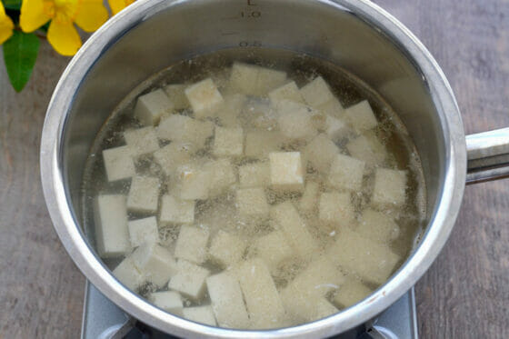 鍋に豆腐を加えて温める