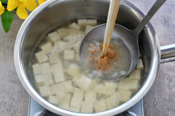 鍋に味噌を溶かし入れる