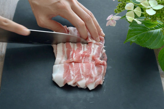 豚バラ薄切り肉を食べやすい大きさに切る