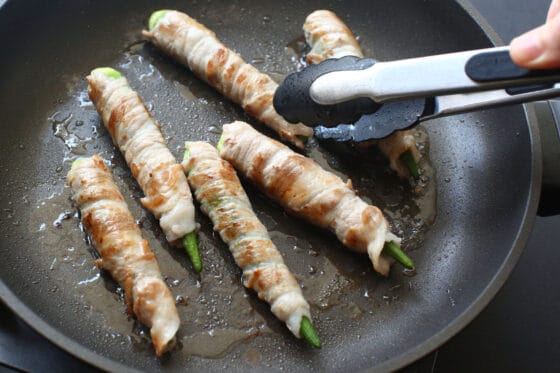 オクラの肉巻きに焼き目を付ける