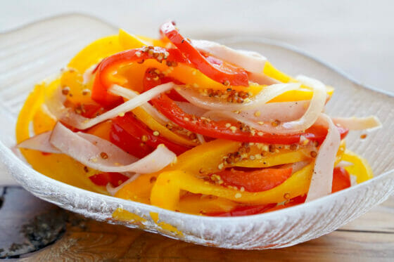 パプリカサラダのレシピ。オリーブオイルとハムで美味しさアップ！