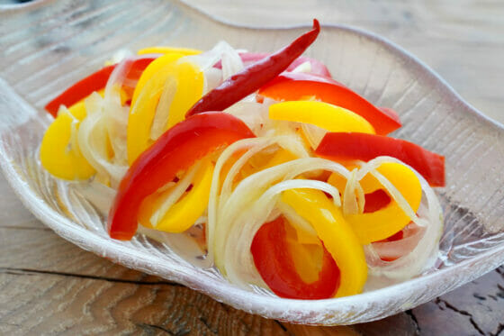 パプリカピクルスのレシピ。お弁当の彩りに便利！茹でない簡単な作り方。