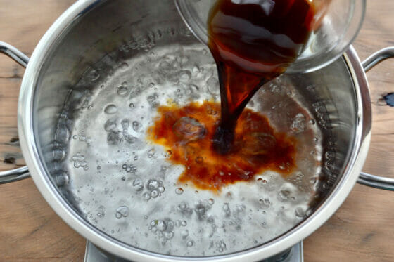 鍋に水とめんつゆを沸かす