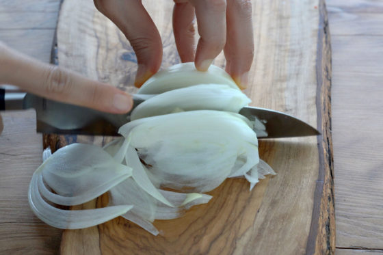 玉ねぎを薄切りにする