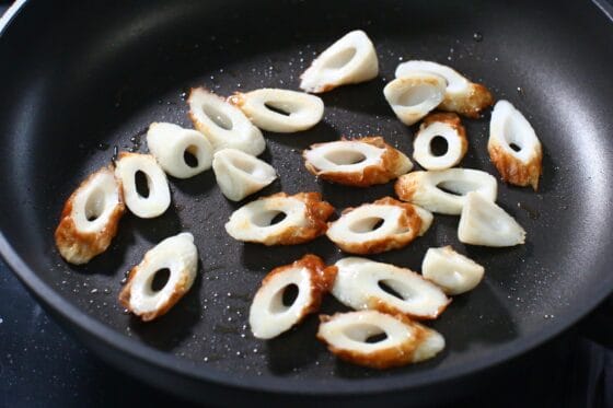 ちくわを中火で炒めて焼き色を付ける