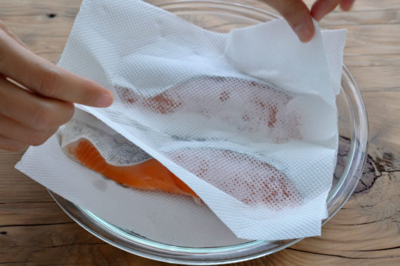 鮭の水気をキッチンペーパーで拭き取る