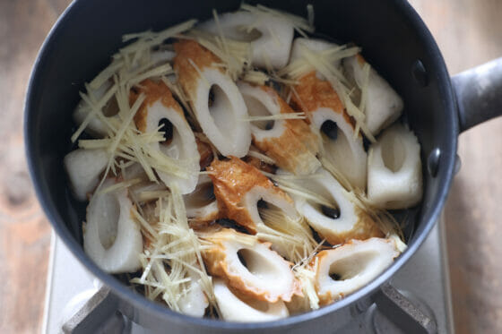 生姜と調味料と水を鍋に入れる