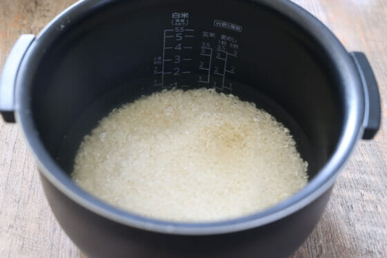 米と調味料と水を炊飯器の内釜に入れる